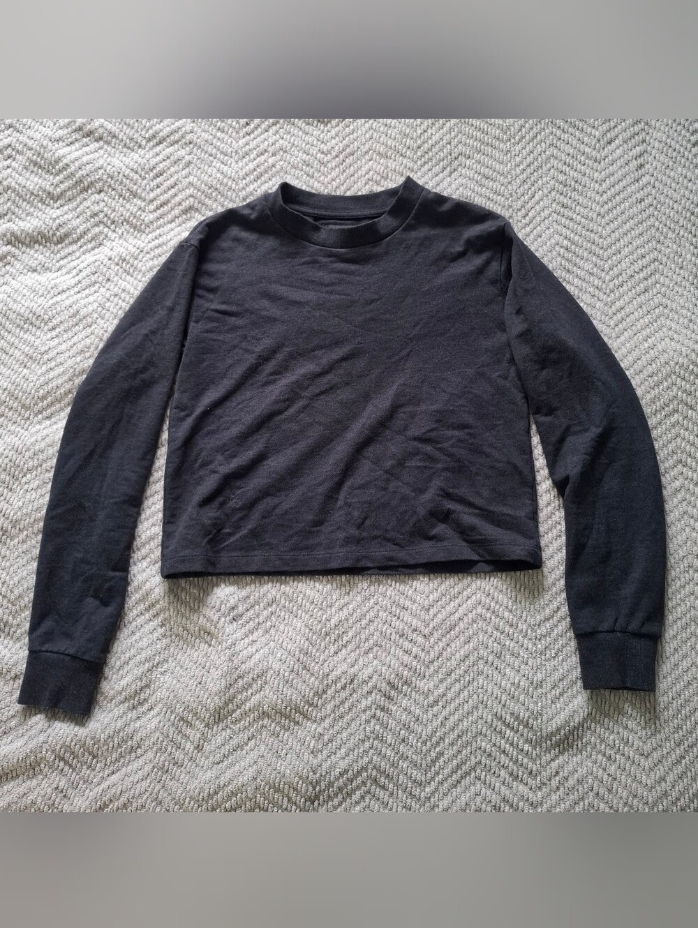 Guess Black Long-Sleeve Crop Tee